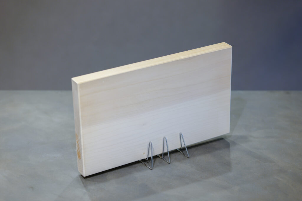 縮むまな板スタンド使用例(大きな木のまな板を立てている)