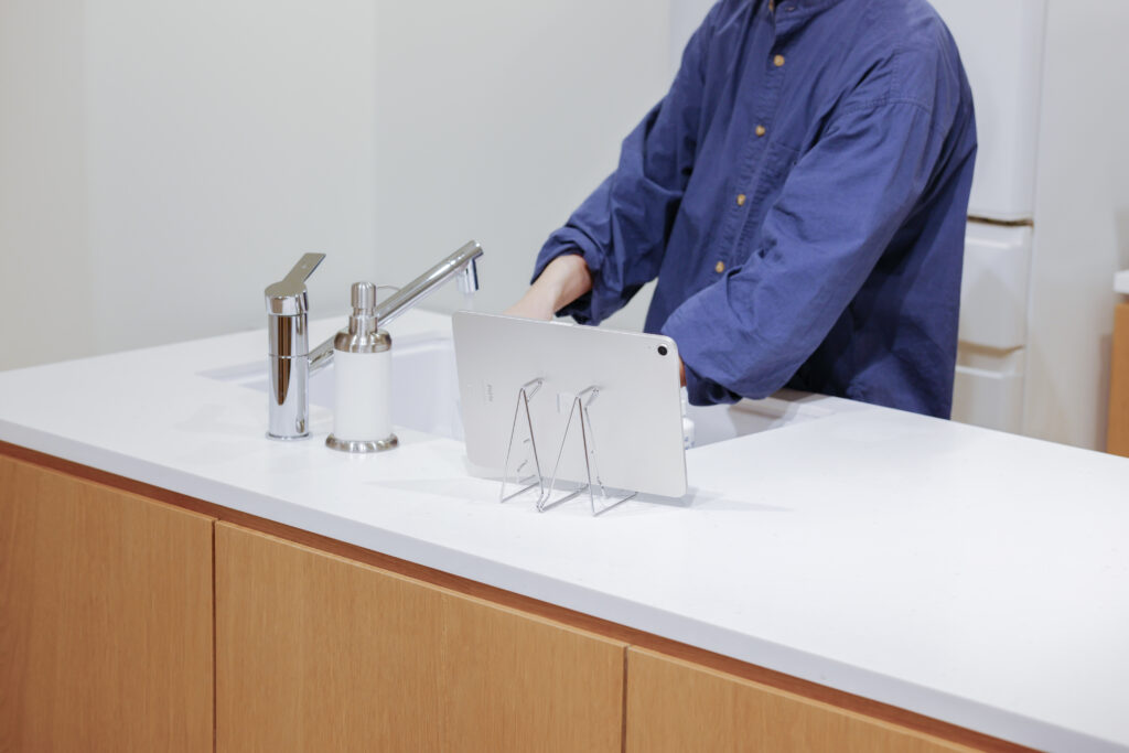 縮むまな板スタンドを、タブレットスタンドとして使っている様子